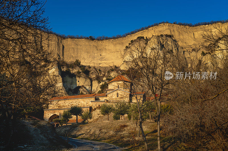 Shio Mgvime修道院在夕阳下，以山为背景。Mtskheta,格鲁吉亚